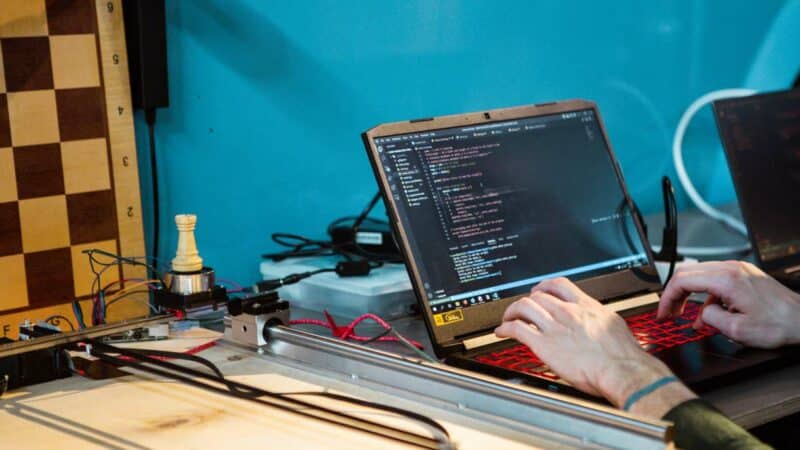 Programmierkenntnisse wie Python und Javascript können dir helfen, einen Job im Bereich IoT zu finden.